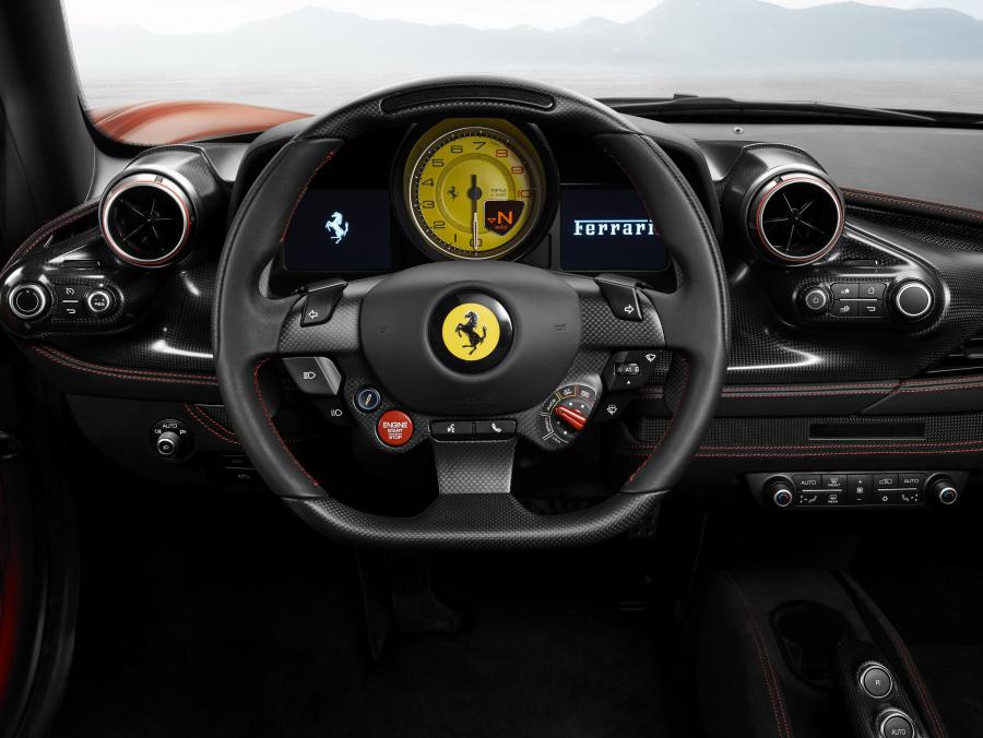 Панель приборов Ferrari F8 Tributo 2019 года  (фото 14 из 52)